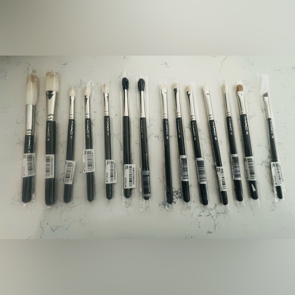MAC Cosmetics Makeup Brushes - Picture 9 of 9